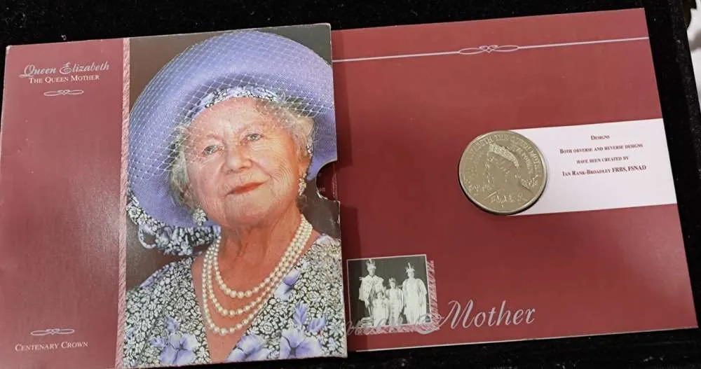 England proof set 5 pound Qween Elizabeth Qween mother 1900-2000 Royal mint ishu set
