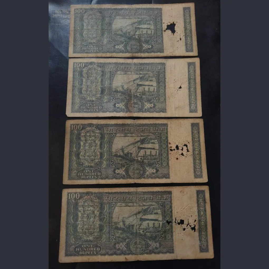 Rs 100 very rare note DAM. Issue strips variety signature Set 4. Different Signature Ig patel S.