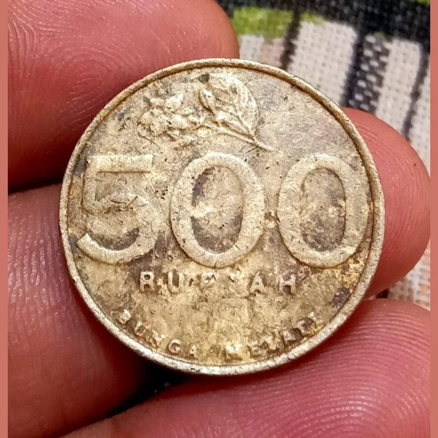 Indonesia 500 Rupiah Year 2001 **Scare** Collectable Grade.