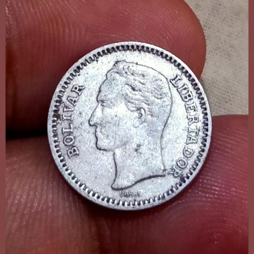 Venezuela Silver 25 Centimos Year 1965 **Scare** Collectable Grade.
