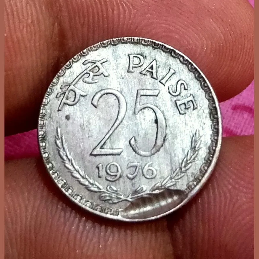 25 Paisa Cu/Ni Year 1976 Indent Error in Collectable Grade.