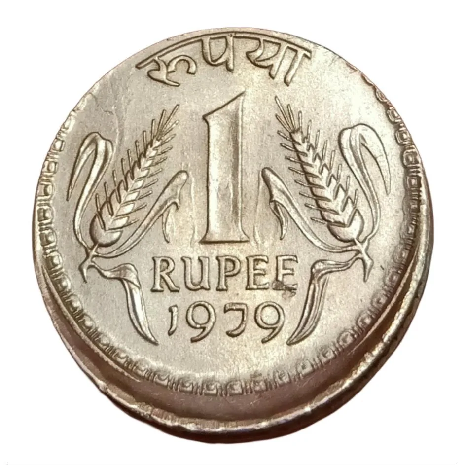 One Rupee Cu/Ni Dabbu Issue Year 1979 Vertical Off Centre Minor Die CAP Error **Rare** High Grade.