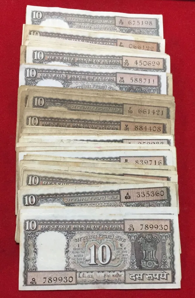 10 Rupees Old Issue Black Board Mix Governor (100 Pcs LOTT ) #26