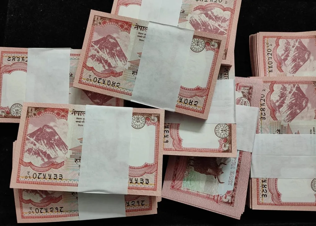 Nepal 5 ruppes 100 note unc packet lowest price buyer recieve 1 packet
