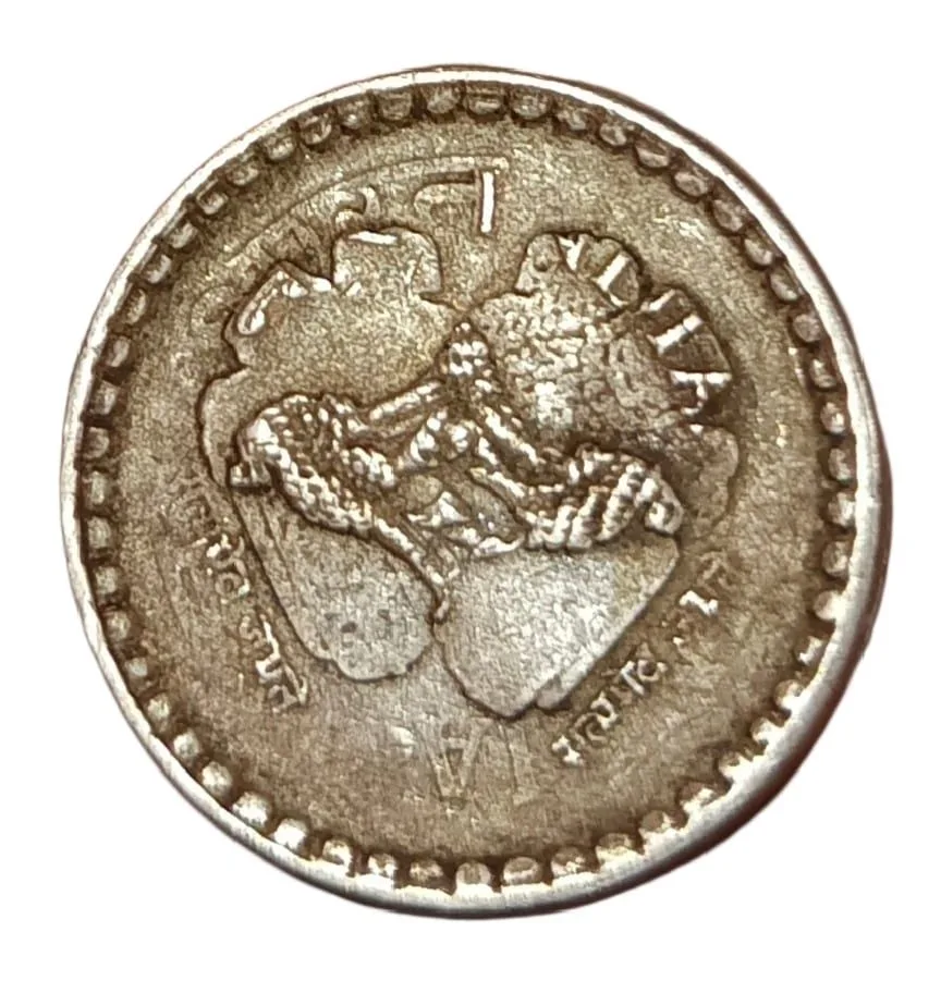 5 Rupees Cu/Ni Year 2000 Calcutta Mint On-Centered Rotated Double Strike Error Unique Different Look **Rare** High Collectable Grade.