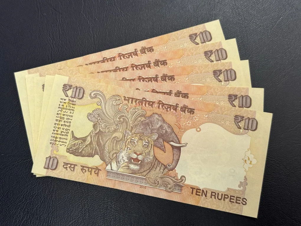 10rs rare issue 2016 telescopic only 3 issues printed 00A. 01A and 02A. Each note rs600 only
