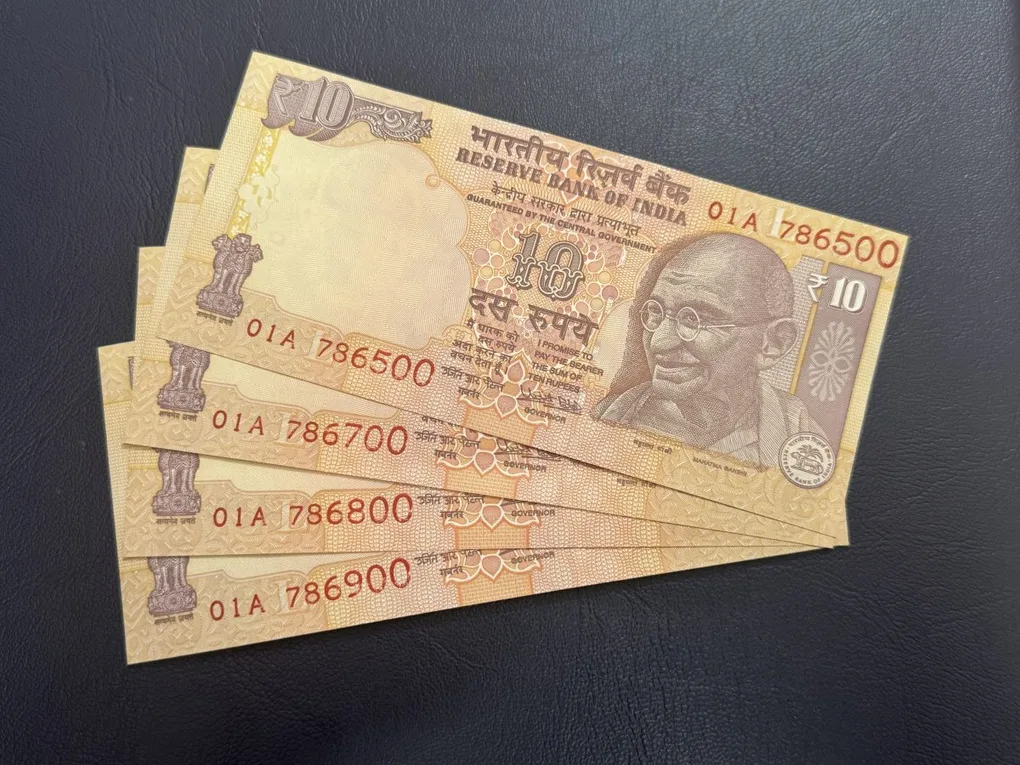 10rs rare issue 2016 telescopic only 3 issues printed 00A. 01A and 02A. Each note rs600 only