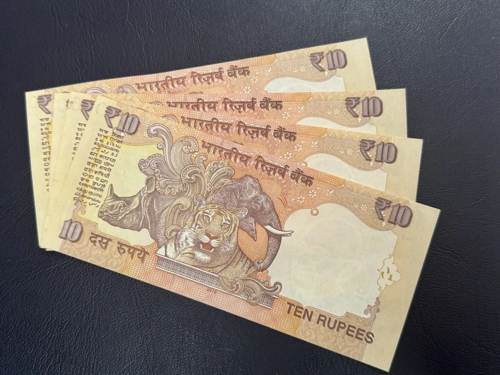 10rs rare issue 2016 telescopic only 3 issues printed 00A. 01A and 02A. Each note rs600 only