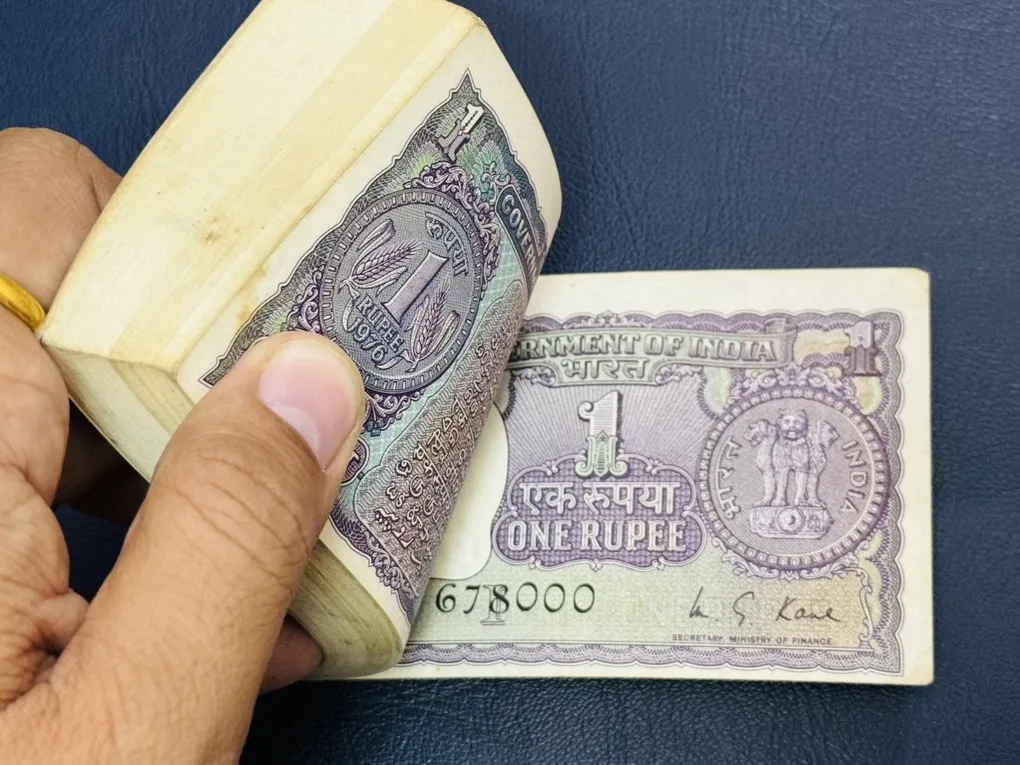 1rs MS kaul serial bundle with I Inset with semi fancy number 678-000 and with number alignment error shown in images.