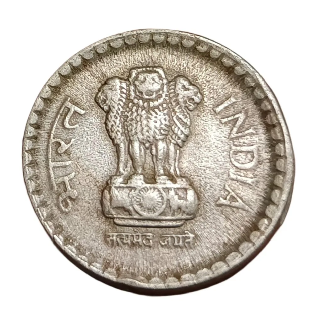 5 Rupees Cu/Ni Year 2004 Calcutta Mint with Lamination Error High Collectable Grade.