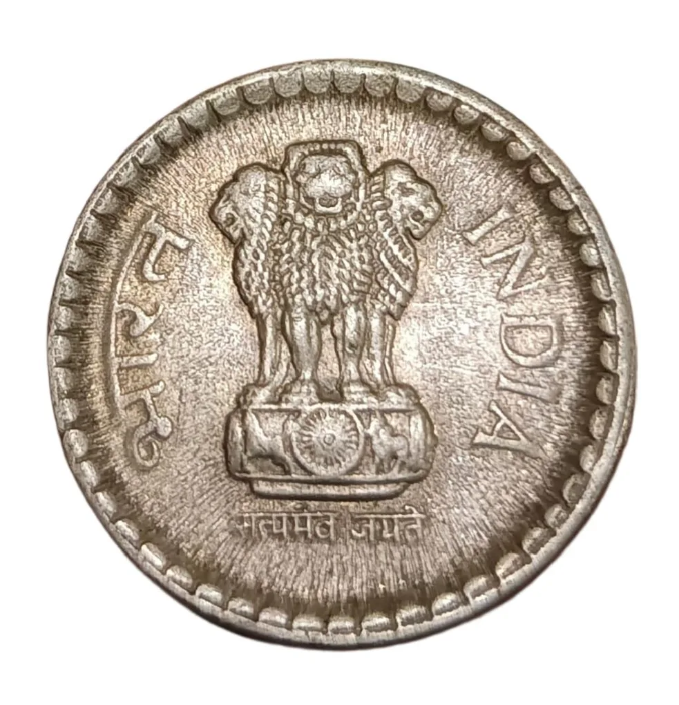 5 Rupees Cu/Ni Year 2004 Calcutta Mint with Die CUD Or Extra Metal Error High Collectable Grade.
