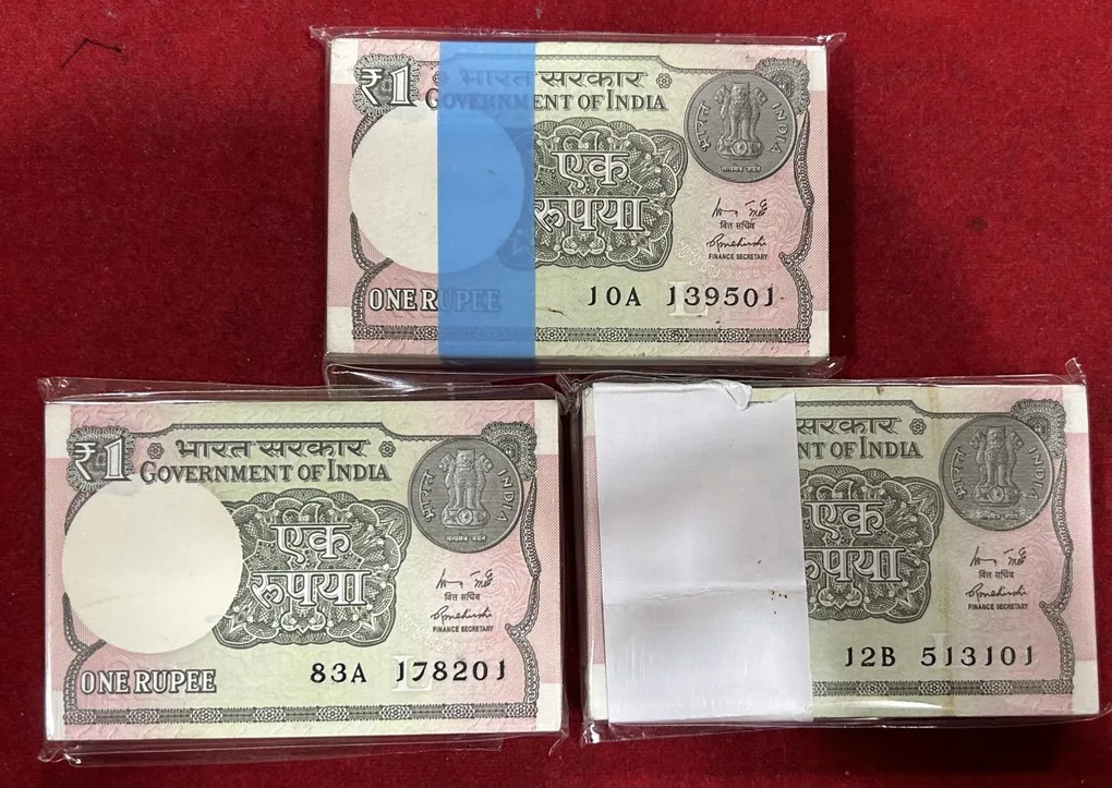 2015 one rupees serial packet 100 note buyer will recieve 1 packet different serial number packet