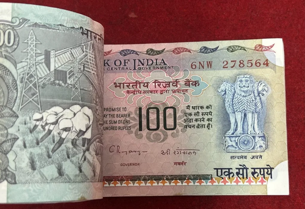C.Rangarajan, (Plain Insert) Old series 100 rupees serial packet note extremely rare packet