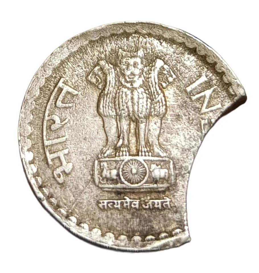 5 Rupees Cu/Ni Year 2001 Bombay Mint Major Curve CLIP CUT Error Collectable Grade.