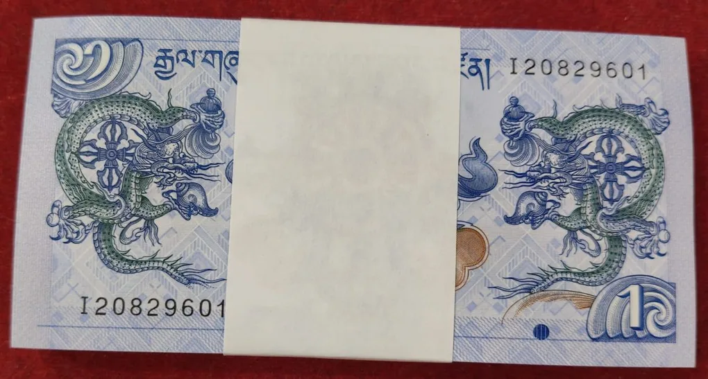 Bhutan one ngultrum Extermaly Rare GEM UNC (100 note ) Serial Packet