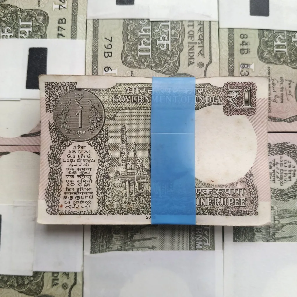 Super Demanding Rare One Rupee 2015 Bundle 100 Note Packet Serial Wise New Fresh Notes Sign By Rajiv Meharshi Year Single Bundle Given