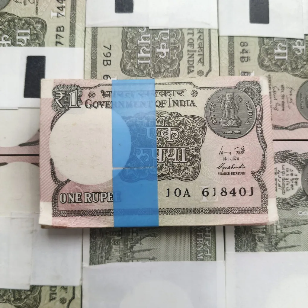 Super Demanding Rare One Rupee 2015 Bundle 100 Note Packet Serial Wise New Fresh Notes Sign By Rajiv Meharshi Year Single Bundle Given