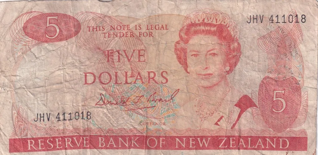 New Zealand 5 Dollars - Elizabeth II Lowest Condition Rare Note