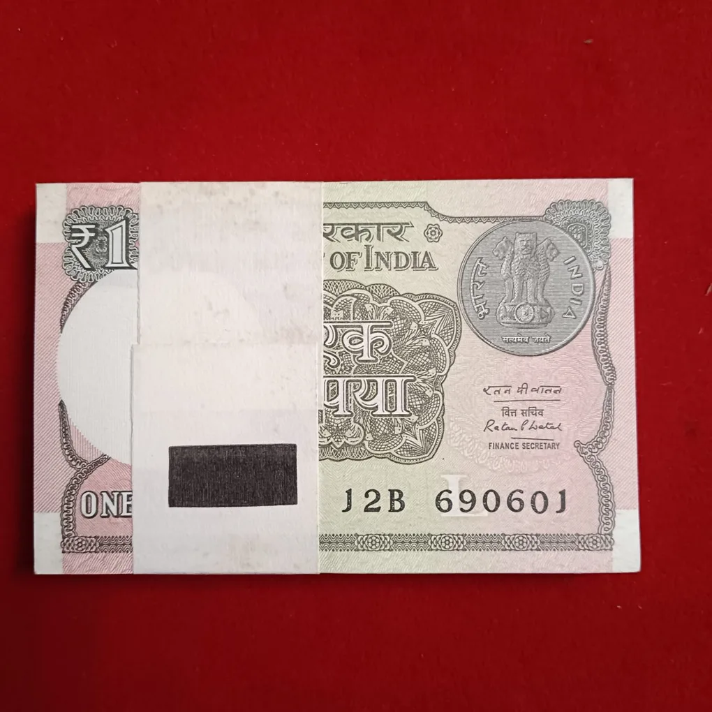 One Rs Bundle L Insert Finace Secretary MR. Ratan P. Watal Year 2016 Year Issue Gem Unc Condition Republic of India 690601
