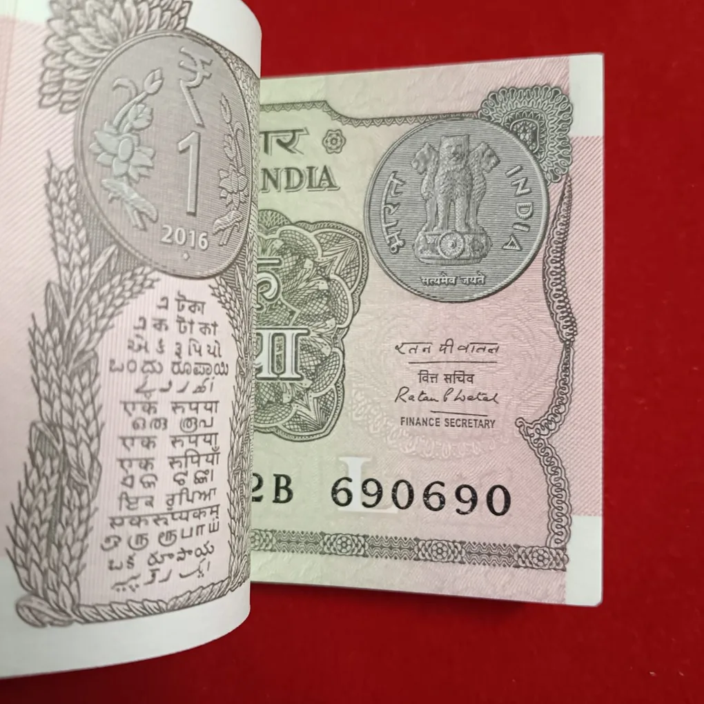 One Rs Bundle L Insert Finace Secretary MR. Ratan P. Watal Year 2016 Year Issue Gem Unc Condition Republic of India 690601