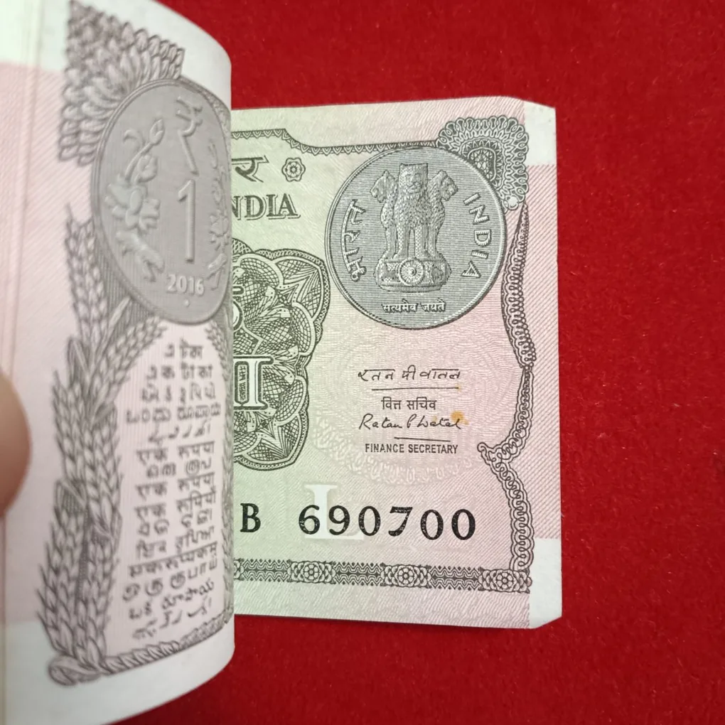One Rs Bundle L Insert Finace Secretary MR. Ratan P. Watal Year 2016 Year Issue Gem Unc Condition Republic of India 690601