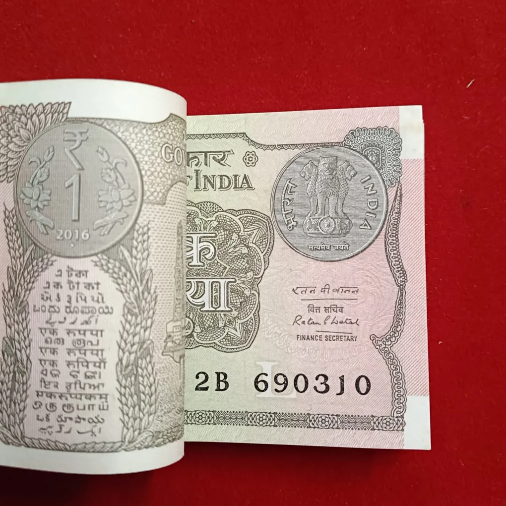 One Rs Bundle L Insert Finace Secretary MR. Ratan P. Watal Year 2016 Year Issue Gem Unc Condition Republic of India 690301