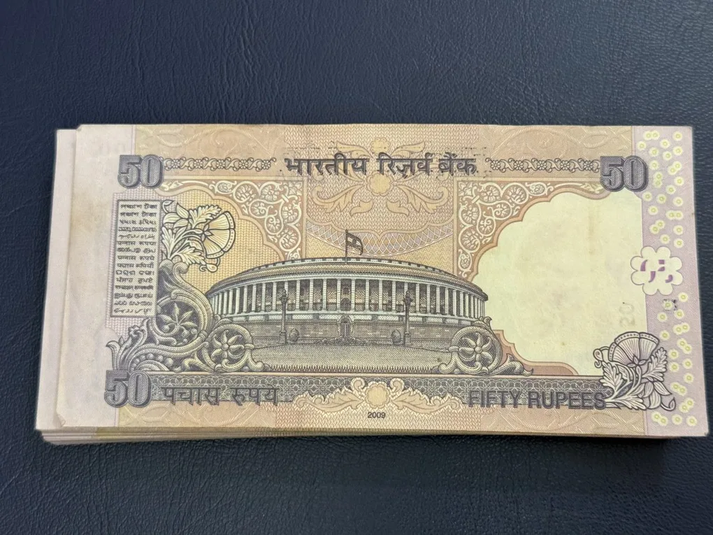50rs rare issue serial bundle with doubling or ending 786 of year 2009 E inset with little cut on first note on above right side