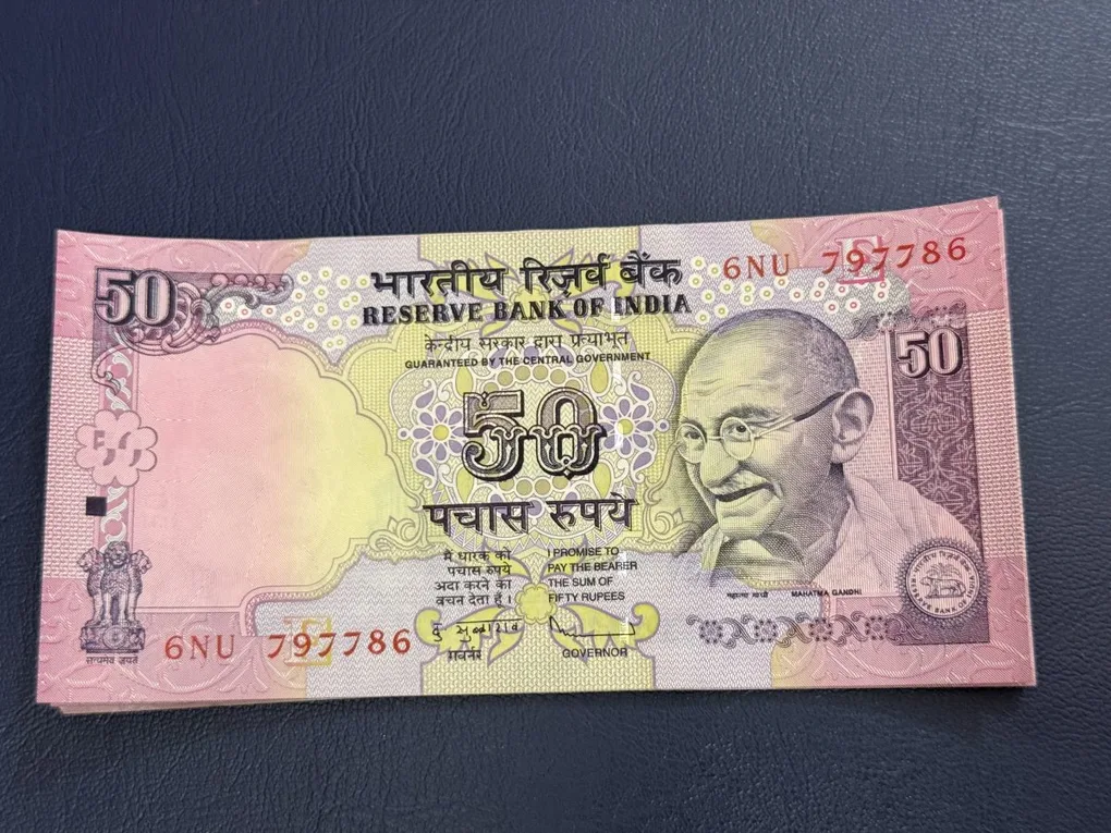 50rs rare issue serial bundle with doubling or ending 786 of year 2009 E inset with little cut on first note on above right side