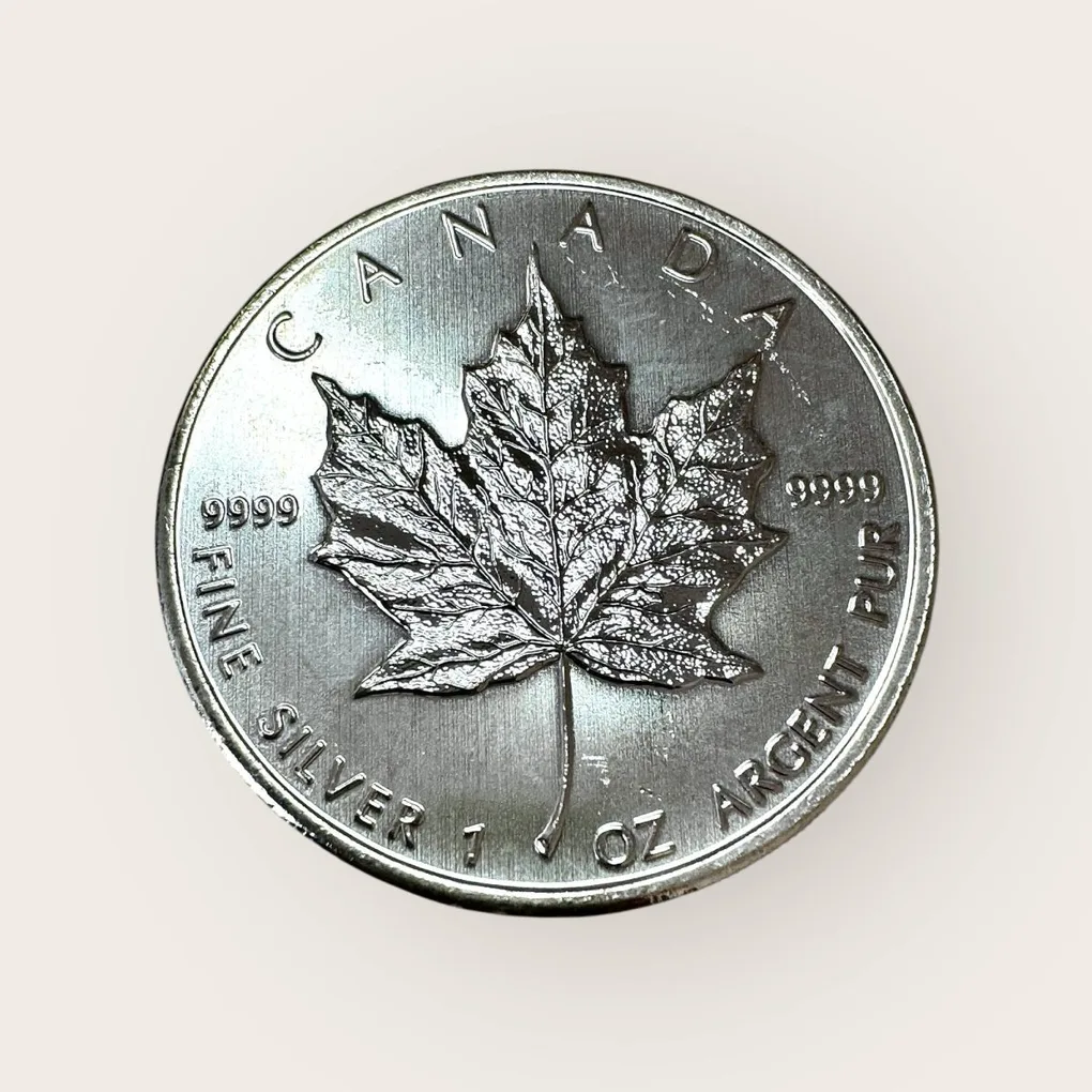 Canada 1 Oz Fine Silver Maple Leaf and Queen Elizabeth II 2010 Issue Very Unique and Rare