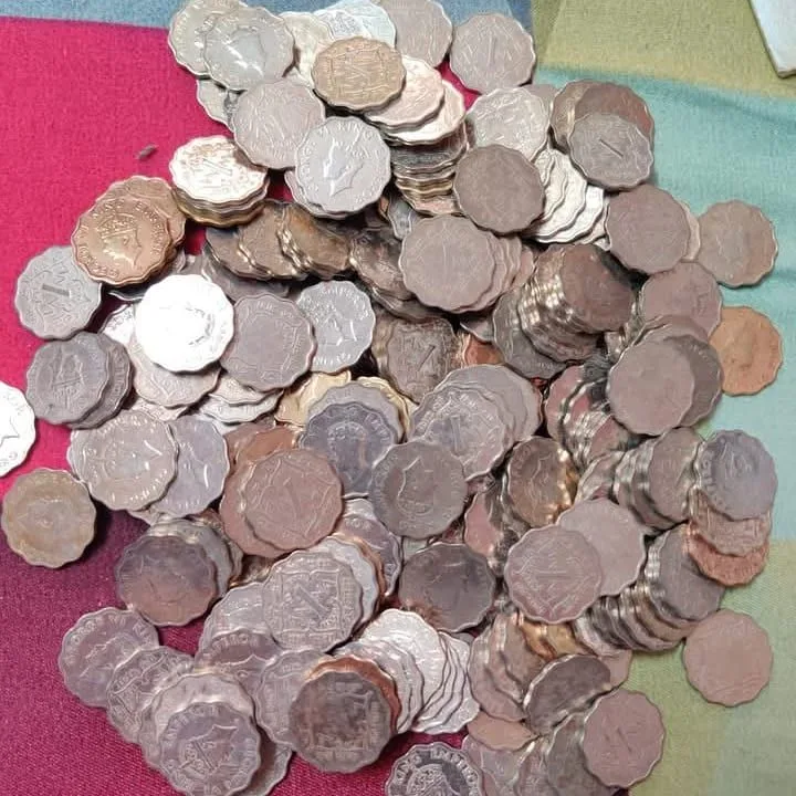 One Anna Mix Years Mix Mints 100 Pcs Given British of India