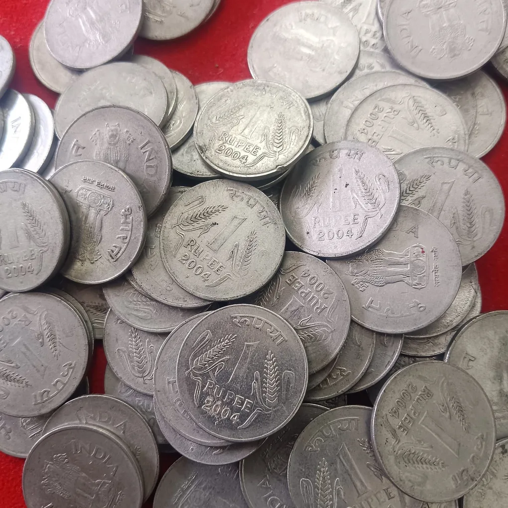 One Rs FSS Crown Coins Same Scare Year 2004 Mix Mints 118 Pcs Given
