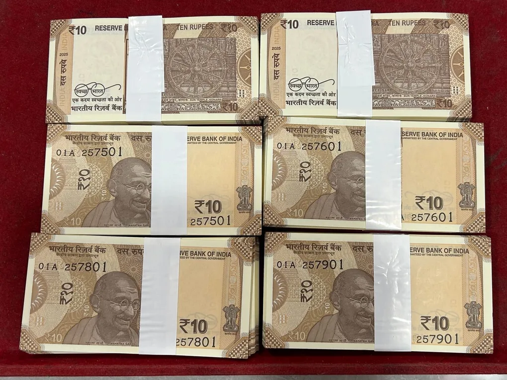 10 Ruppes seriel packet gem unc shashi kant 100 Note seriel packet buyer will recieve 1 packet different serial number packet