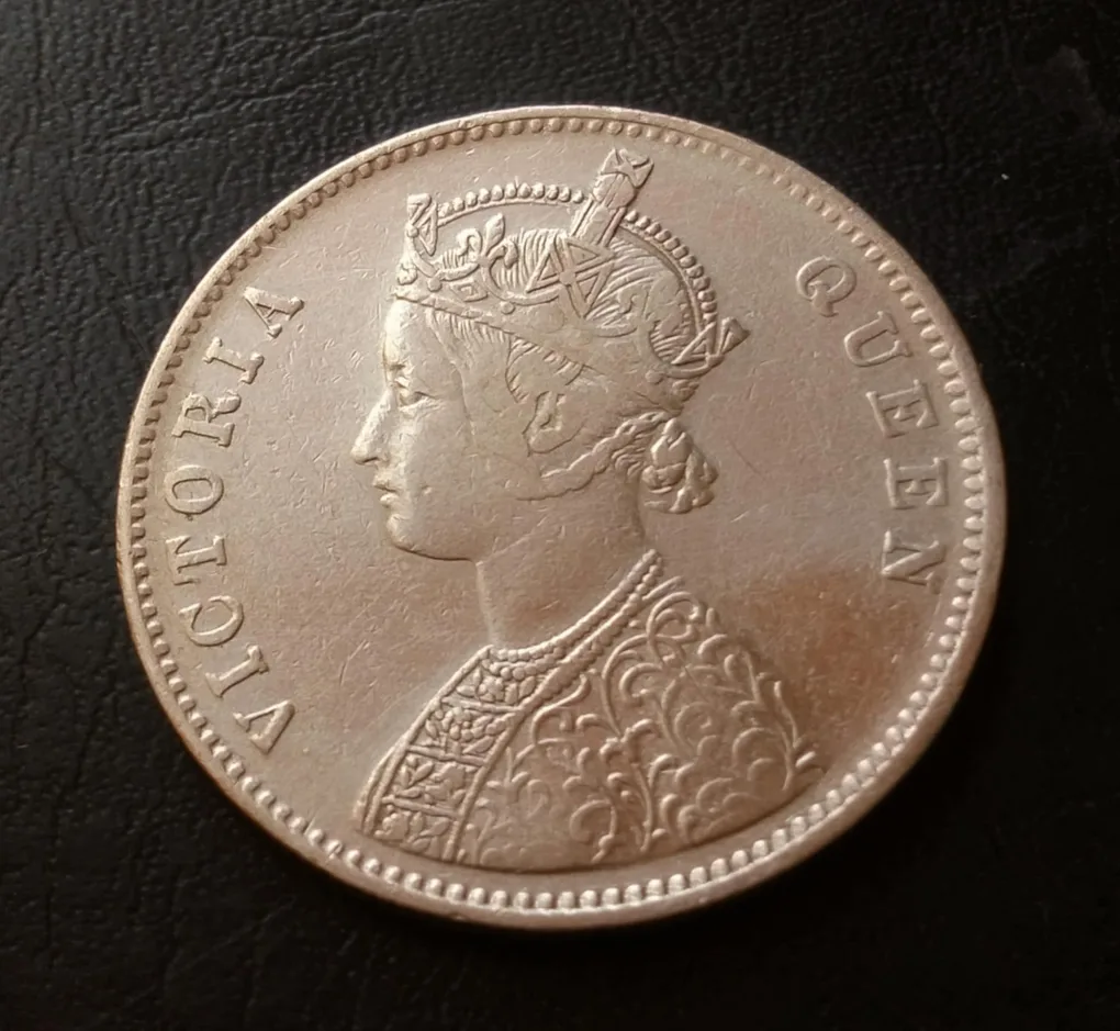 Victoria Queen 👑👑 Year. 1862 DOT Variety .......................... 1862+7=1869 year Weight 11.5 GM Original Gauarantee Excellent Condition Same and similar piece available