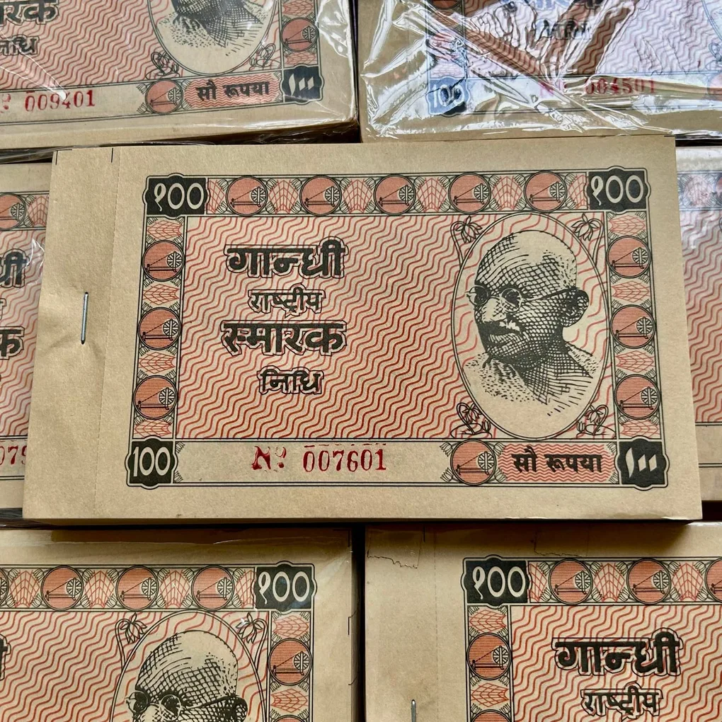 Extremely Rare 100 Rupee Hundi Bundle in GEM UNC Condition Old 100 Currency Note Serial Wise Packet Different Serial No Gaddi Given Gandhi Smarak Nidhi Issue