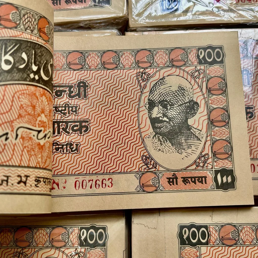 Extremely Rare 100 Rupee Hundi Bundle in GEM UNC Condition Old 100 Currency Note Serial Wise Packet Different Serial No Gaddi Given Gandhi Smarak Nidhi Issue