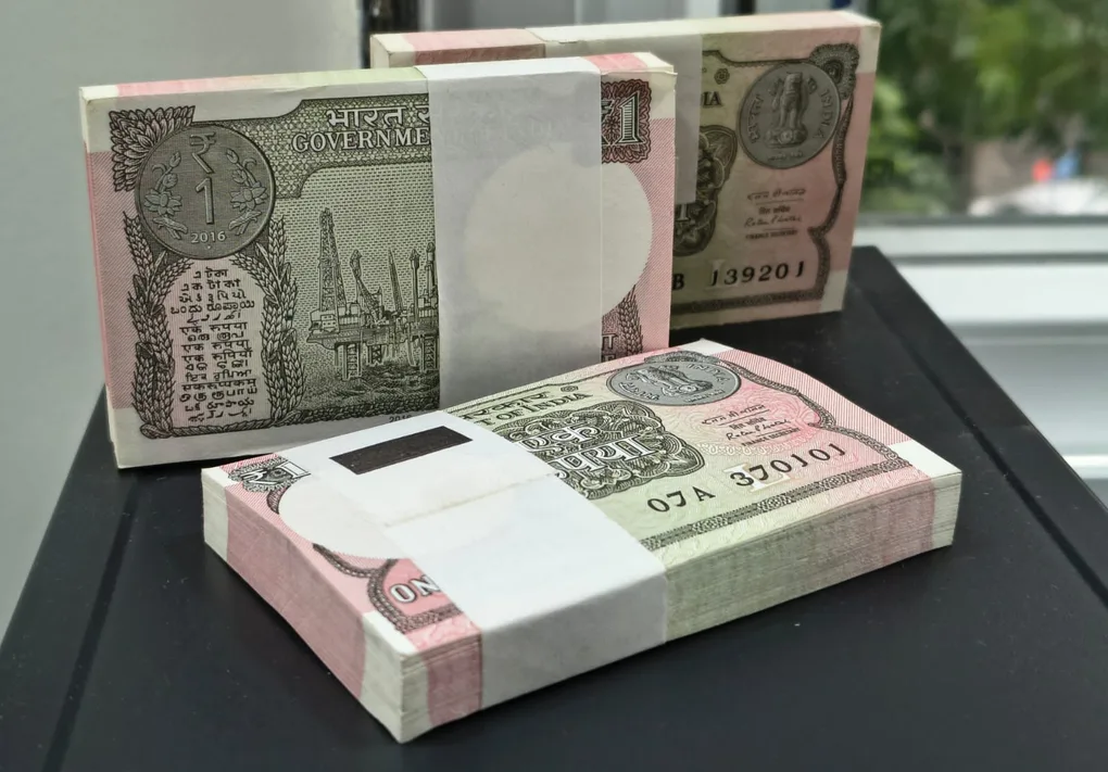 1 Rupees 2016 Governor Ratan P. Watal Rare GEM UNC Serial Packet (Copy)