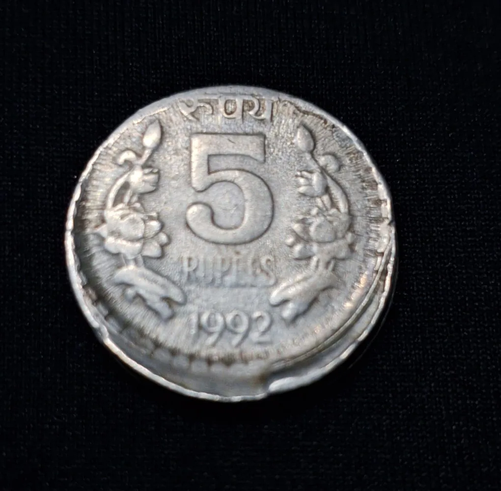 5 Rupee 1992 Off Centre Error Coin #1