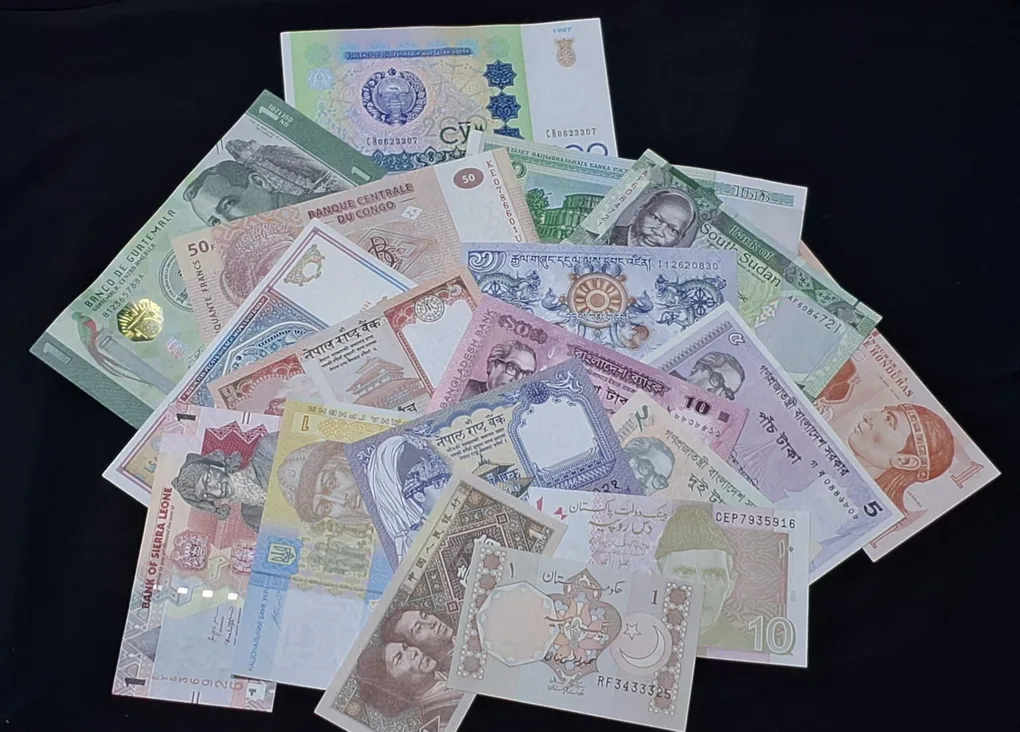 18 World Notes Differnet Countries Notes GEM UNC Condition