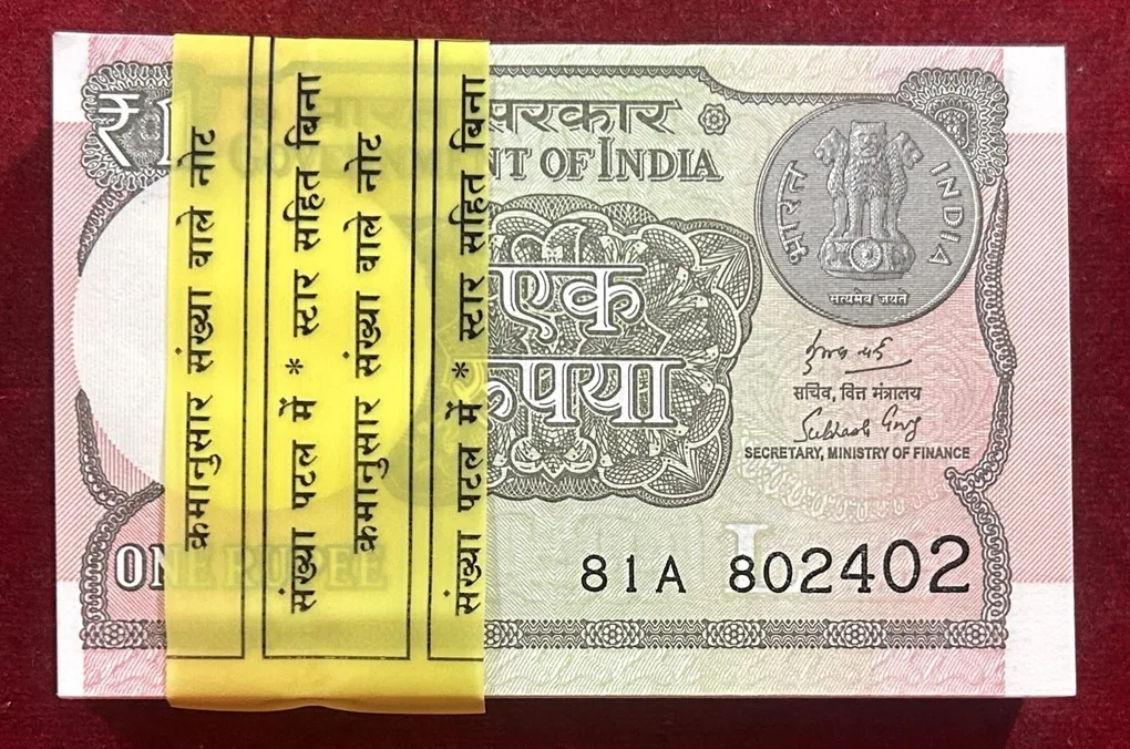 2018 one ruppes packet 99 note plus one note star ⭐ extermaly rare packet