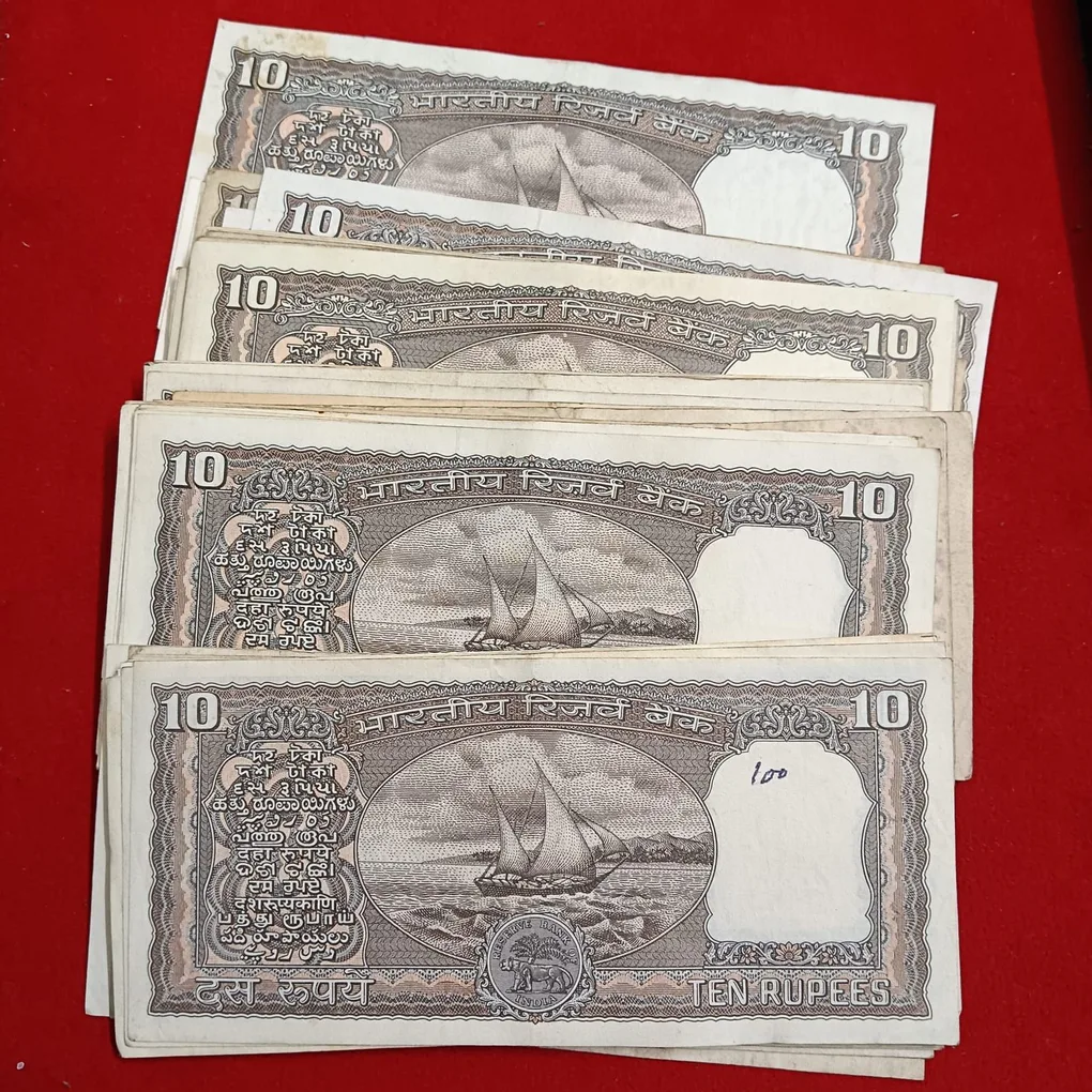Ten Rs Black Boat Notes Mix Governor 100 Pcs Given Good Condition Notes
