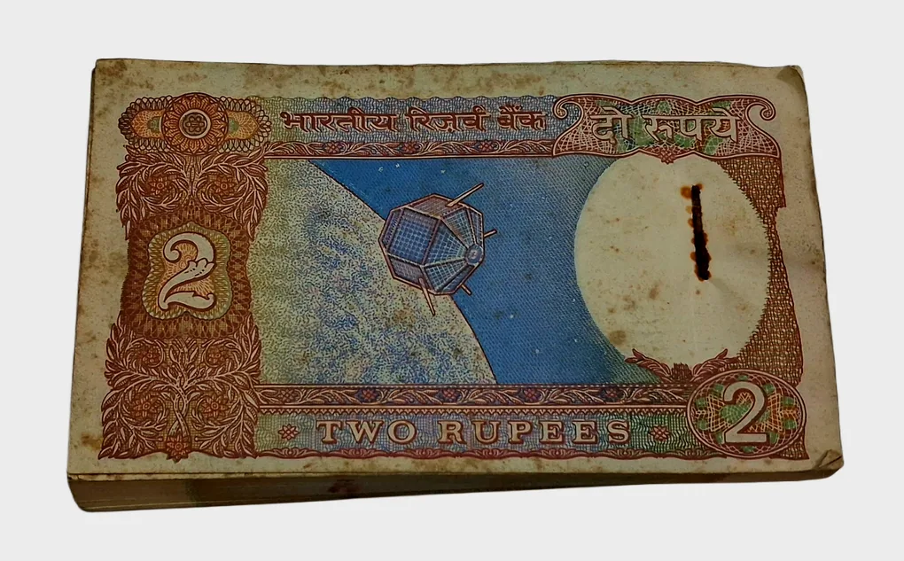 2 Rupees Old Satellite Issue Sign S. Venkatraman Serially 100 Notes Complete Bundle in Collectable Grade.