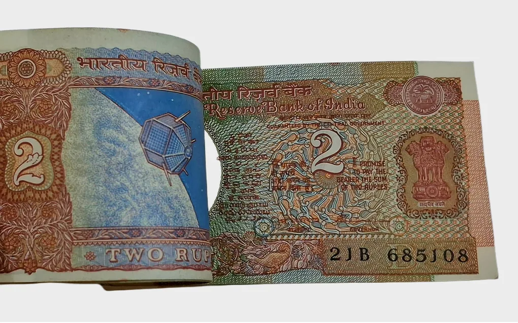 2 Rupees Old Satellite Issue Sign S. Venkatraman Serially 100 Notes Complete Bundle in Collectable Grade.