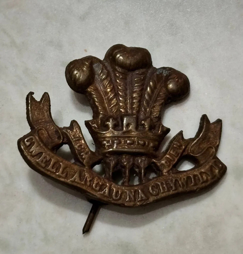 Welch regiment brass brooch badge