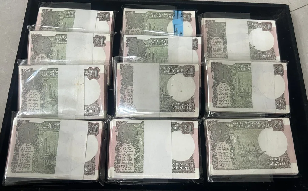 1 Rupees 2018 Governor Subhash GARG Rare GEM UNC Serial Packet buyer recieve 1 packet different serial number packet