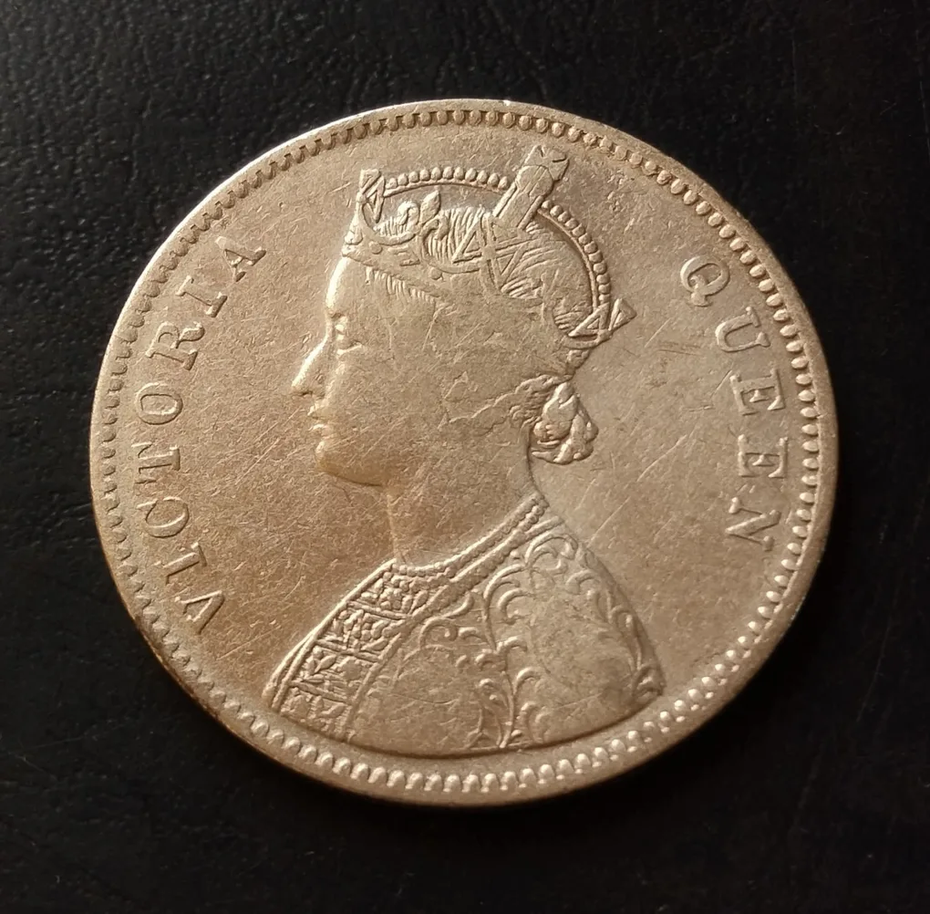 Victoria Queen 👑👑 Year. 1862 2& 6 DOTs Variety .......................... 1862+6=1868 year 1862+2= 1864 year Weight 11.5 GM Original Gauarantee Excellent Condition Same and similar piece available