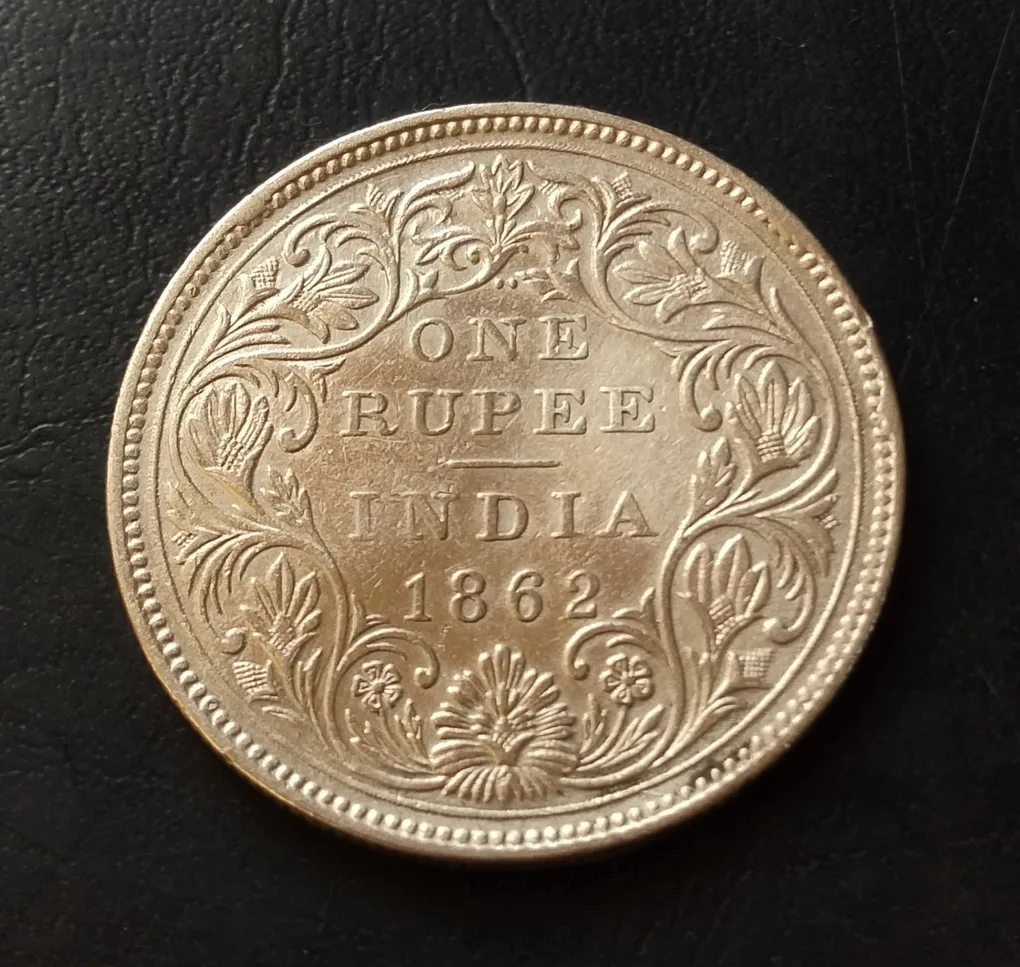 Victoria Queen 👑👑 Year. 1862 2& 6 DOTs Variety .......................... 1862+6=1868 year 1862+2= 1864 year Weight 11.5 GM Original Gauarantee Excellent Condition Same and similar piece available