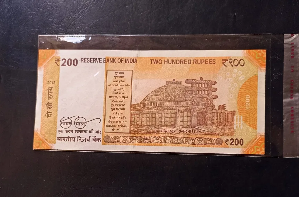 Reserve Bank of India Denominaton 200₹ Semi fancy number Same note available