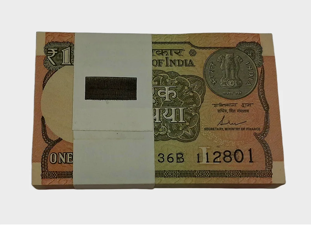 One Rupee New Issue Year 2017 Serially 100 Notes Complete Bundle in UNC Grade.