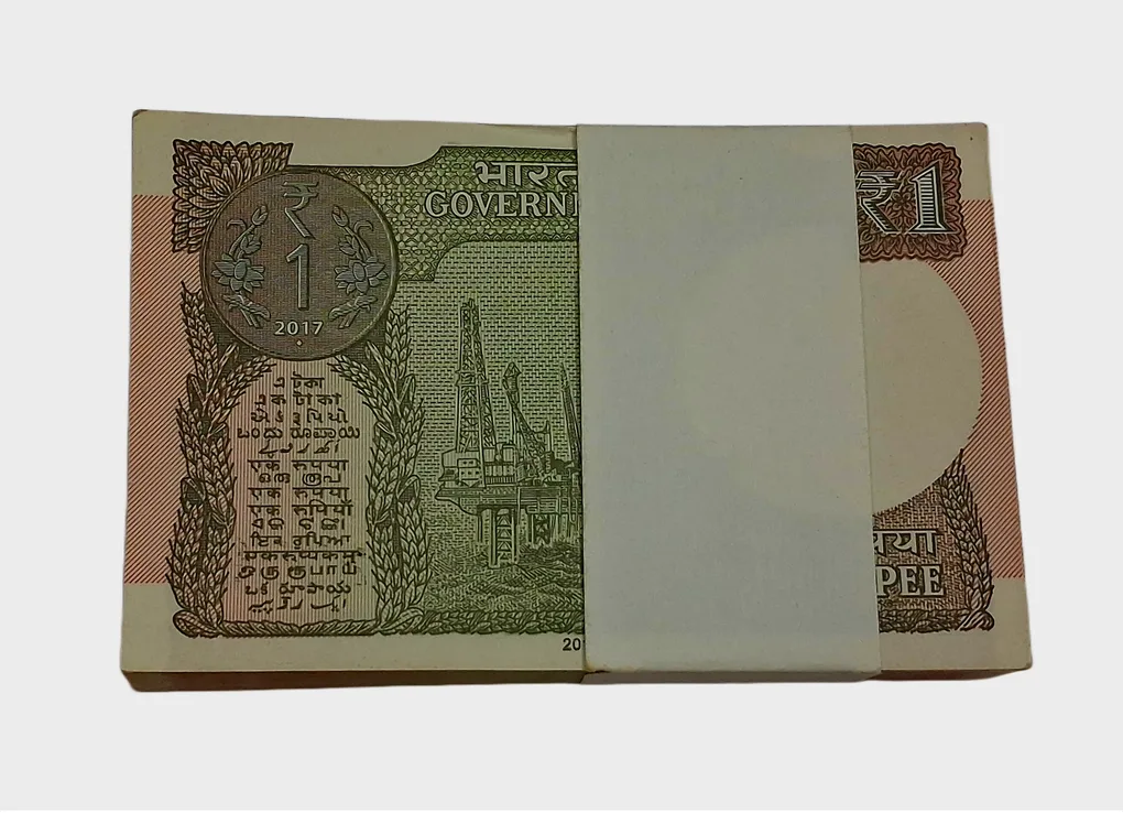 One Rupee New Issue Year 2017 Serially 100 Notes Complete Bundle in UNC Grade.