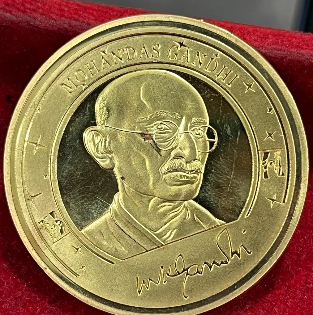 Mahatama Gandhi Greatest Lives in HI Story Big Size Medal with Capsul Rare Coin #N-502